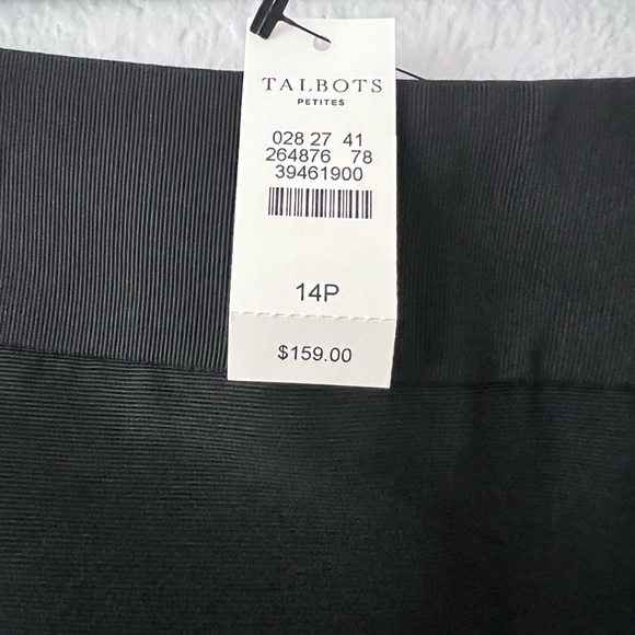 Elegant Black Skirt with Floral Embellishments - Picture 6 of 11